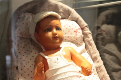 col·laboració. L’ajuntament li va cedir un local per poder exposar les nines.