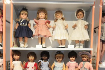 col·laboració. L’ajuntament li va cedir un local per poder exposar les nines.