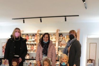 col·laboració. L’ajuntament li va cedir un local per poder exposar les nines.