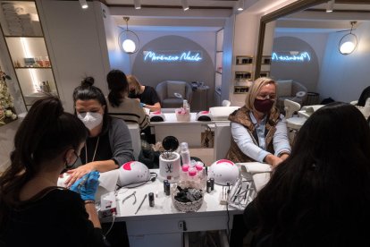 símbol de poder. A la cultura egípcia pintar-se les ungles era exclusiu de la reialesa tant en homes com en dones.