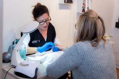 símbol de poder. A la cultura egípcia pintar-se les ungles era exclusiu de la reialesa tant en homes com en dones.