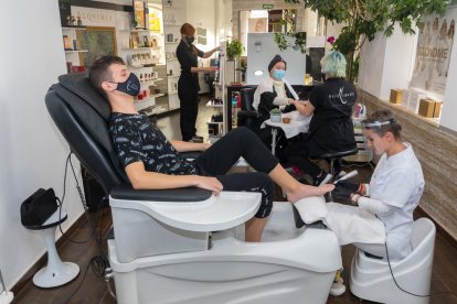 símbol de poder. A la cultura egípcia pintar-se les ungles era exclusiu de la reialesa tant en homes com en dones.