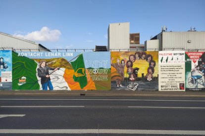 emblemàtica. La torre Albert Memorial Clock recorda el Big Ben i està torta.