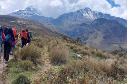 vista panoràmica. Cim del Rucu Pichincha amb la seva enorme caldera i cims circumdants.