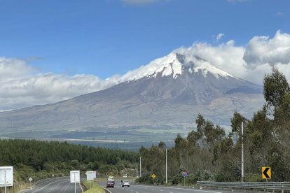 vista panoràmica. Cim del Rucu Pichincha amb la seva enorme caldera i cims circumdants.