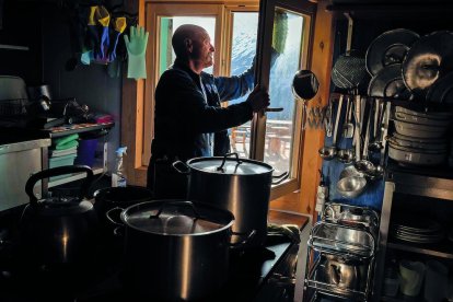 Al Miquel li agrada experimentar als fogons.