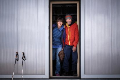 En Miquel i la Belén amb la Neka, la seua gossa, que els acompanya a les sortides.