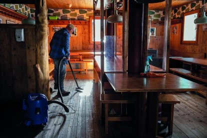 Cada dia es netegen les habitacions -amb 69 llits- i els espais comuns del refugi.