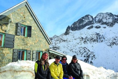 Aficionats a la muntanya com Enric Lucas, Araceli Segarra, Ferran Latorre, Oriol Baró i Jordi Corominas, entre d'altres, visiten sovint el refugi.