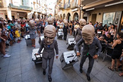 Escenaris arreu. Tant la Fira com la ciutat s'han anat adaptant mútuament per facilitar els espectacles.