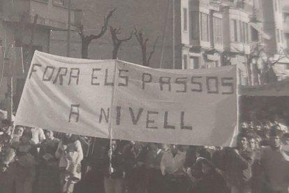El pas a nivell. La mort de dos joves estudiants a les vies de tren l’any 1978 va provocar una gran manifestació a Lleida