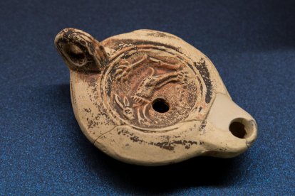 Llàntia d'oli trobada a les excavacions de Cardenal
Remolins.