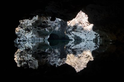 Paisatges irreals. Cova aqüàtica d'origen càrstic a Takhek (Laos)