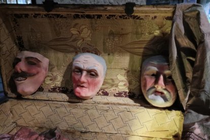 Carotes. Havien de ser usades per fer festa,
però la dictadura les va condemnar a l'oblit