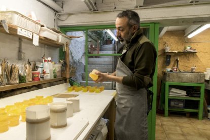 Per a una façana. El Quim treballant unes peces de vidre que seran punts de llum en la façana d’una fàbrica.