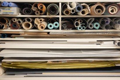 Mercat especialitzat. Teles i pells d'enquadernació, teixits de protecció, papers, cartrons i polièsters de conservació. Tot el material ha passat controls de qualitat internacionals.