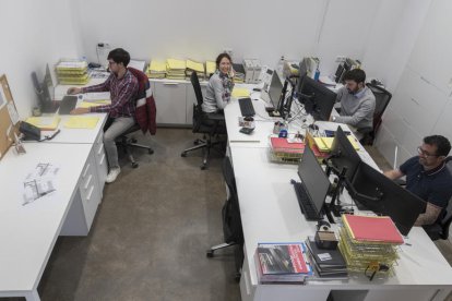 A la imatge, l'equip comercial que treballa colze a colze amb el de disseny, on hi ha cinc treballadores.