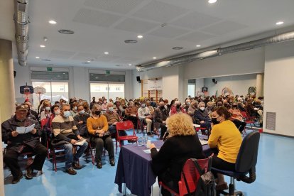 Assemblea. Vista general d'una reunió celebrada pel Club Esportiu l'Estel de Balaguer amb els familiars.