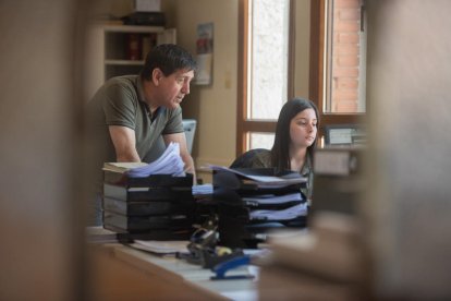 Ramon Barrull i Sanae El Ouasdi a la cooperativa de la Granadella..