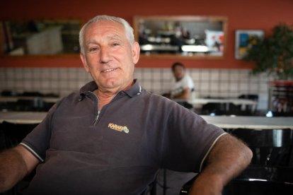 El pagès Manel Pontí fent un beure al bar del poble
