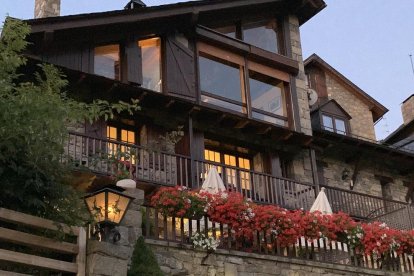 Xalet de Taüll. Amb cinc habitacions 'adults only', té unes vistes impressionants a la vall i a les esglésies de Sant Climent i Santa Maria.