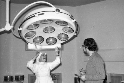 Una monja donant explicacions a un periodista en la inauguració d'un quiròfan.