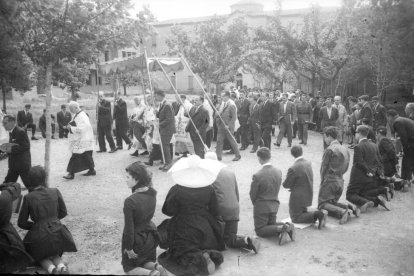 El bisbe Aurelio del Pino presideix una processó del Corpus pels jardins de l'Hospital als anys 70.