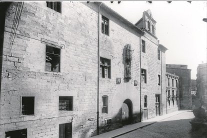 Al fer el nou hospital es va plantejar enderrocar el vell. Al final es va salvar i es va urbanitzar l'entorn.