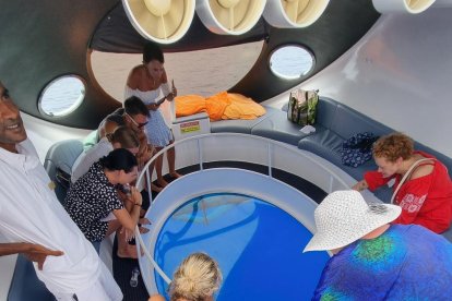 Sota el mar. A l'illa de Dhigali hi ha restaurants des d'on es pot observar la fauna marina.