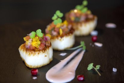 Detalls. Cada resort de les illes té com a mínim cinc restaurants on gaudir de plats exòtics amb els millors vins del món.