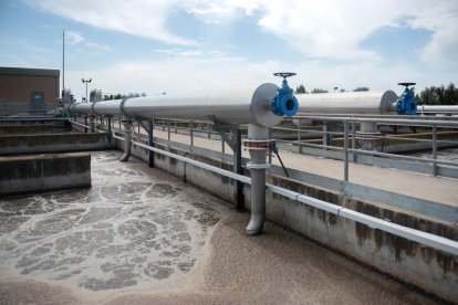 Reactor biològic. A través de microorganismes es fa un procés de desnitrificació per netejar l'aigua