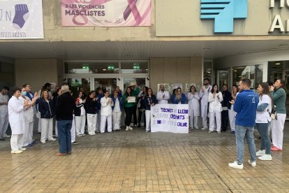 Una treintena de técnicos superiores y auxiliares de enfermería se concentraron ayer en el Arnau.