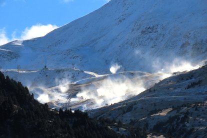 Esquiadors ahir a Baqueira Beret, l’única estació oberta.