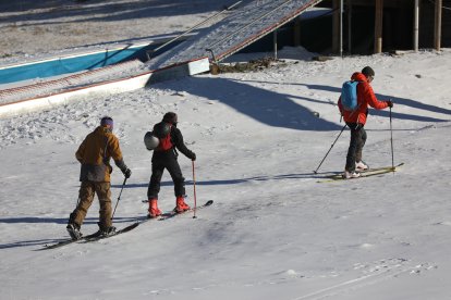 Esquiadors ahir a Baqueira Beret, l’única estació oberta.