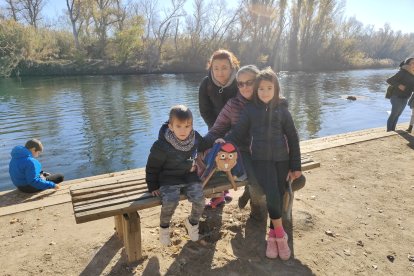 Una altra de les famílies que van buscar el tió al parc de la Mitjana
