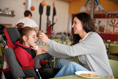 La Maira Malet, auxiliar d’eduació especial a la Jacint Verdaguer de Tàrrega, ajuda l’Arlet a l’hora de dinar.