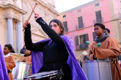 Un dels espectacles del Mercat Medieval de Vic, enmig de la plaça de la Catedral