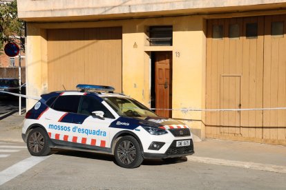 Vehicle policial davant la casa de Tàrrega on els Mossos investiguen la mort d'un home
