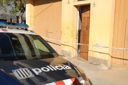 Entrada de la casa de Tàrrega on els Mossos d'Esquadra investiguen la mort d'un home