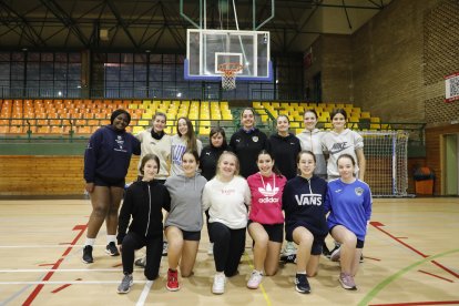 Marta Clariana, quarta per l’esquerra a la fila de dalt, amb la resta d’entrenadores i les jugadores de l’equip