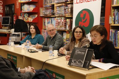 Anna Sàez, Juan Cal, Laura Alcalde i Eulàlia Pagès, ahir en la presentació del llibre ‘Els millors anys’. - AMADO FORROLLA