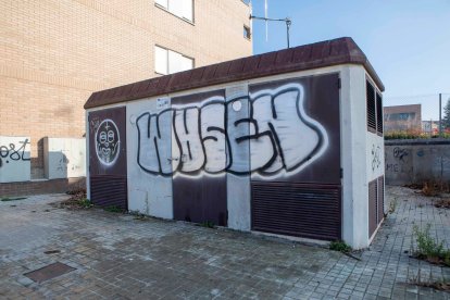 Mig centenar de grafitis per tota la Segarra indignen els veïns