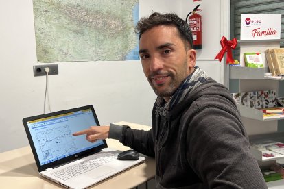 El geòleg i responsable de Meteo Pirineus, Albert de Gràcia, assenyalant la zona de l'epicentre del terratrèmol registrat a l'Alt Urgell.