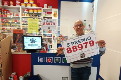 Lleida, avinguda Rovira Roure ■ L’estanc ubicat al número 40 de l’avinguda Rovira Roure de la capital del Segrià va vendre part del número 86007, que va ser agraciat amb un dels cinquens premis i que van cantar a les 10.47 hores.