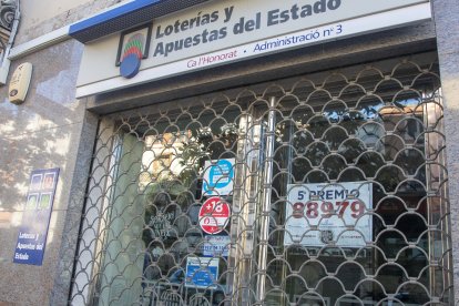 Lleida, avinguda Rovira Roure ■ L’estanc ubicat al número 40 de l’avinguda Rovira Roure de la capital del Segrià va vendre part del número 86007, que va ser agraciat amb un dels cinquens premis i que van cantar a les 10.47 hores.