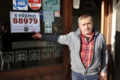 Lleida, avinguda Rovira Roure ■ L’estanc ubicat al número 40 de l’avinguda Rovira Roure de la capital del Segrià va vendre part del número 86007, que va ser agraciat amb un dels cinquens premis i que van cantar a les 10.47 hores.