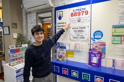 Lleida, avinguda Rovira Roure ■ L’estanc ubicat al número 40 de l’avinguda Rovira Roure de la capital del Segrià va vendre part del número 86007, que va ser agraciat amb un dels cinquens premis i que van cantar a les 10.47 hores.