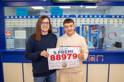 Lleida, avinguda Rovira Roure ■ L’estanc ubicat al número 40 de l’avinguda Rovira Roure de la capital del Segrià va vendre part del número 86007, que va ser agraciat amb un dels cinquens premis i que van cantar a les 10.47 hores.