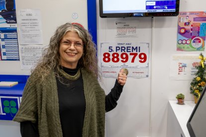 Lleida, avinguda Rovira Roure ■ L’estanc ubicat al número 40 de l’avinguda Rovira Roure de la capital del Segrià va vendre part del número 86007, que va ser agraciat amb un dels cinquens premis i que van cantar a les 10.47 hores.