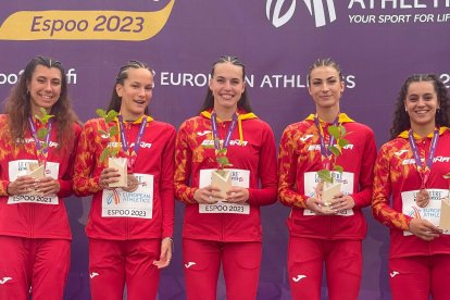 Miquel Travé mossega la medalla de plata aconseguida als Jocs Europeus de Cracòvia.